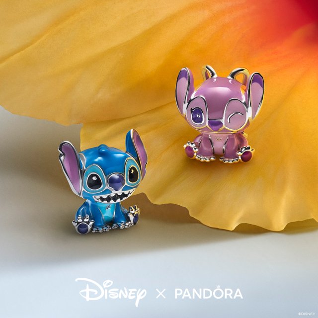 Brinquedos de Stitch em azul e roxo em uma pétala. Colaboração Disney e Pandora.