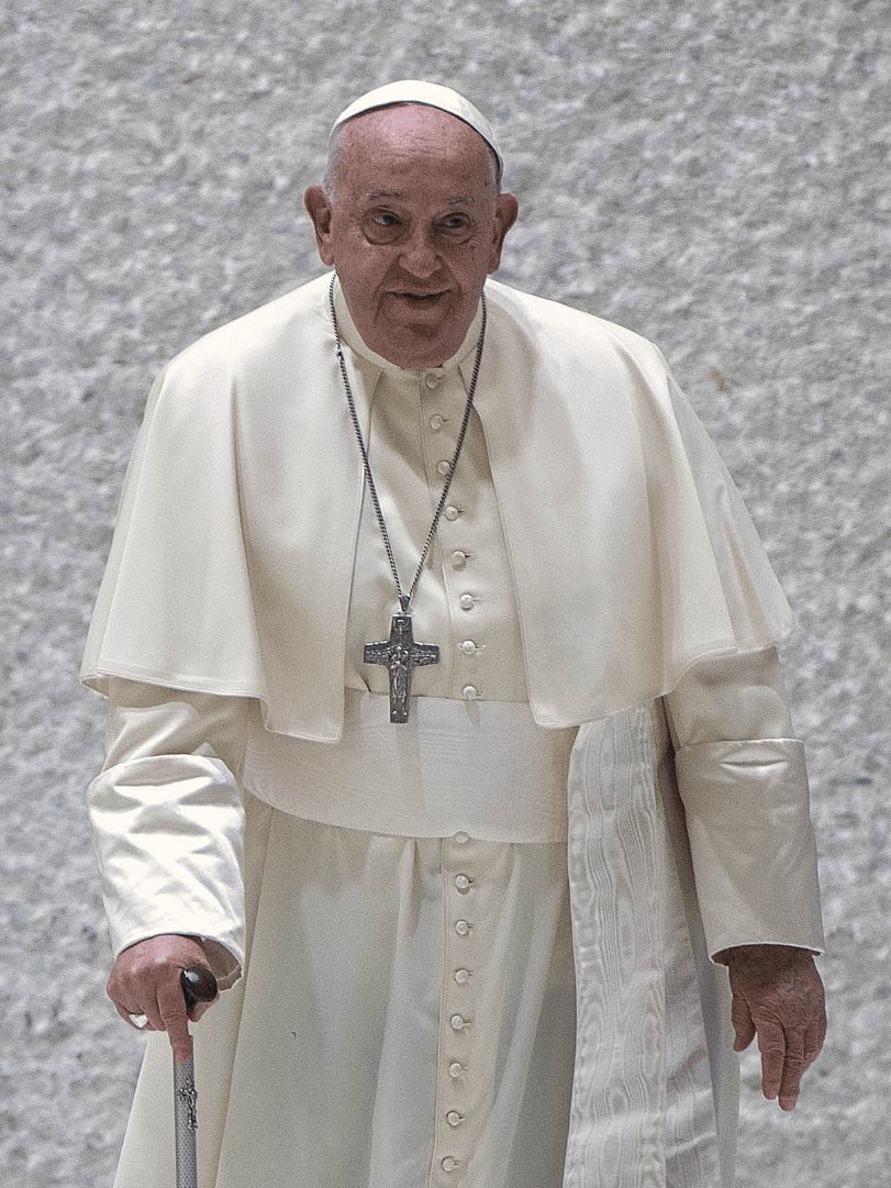 Religioso idoso vestindo traje papal branco e segurando uma bengala, simbolizando continuidade na história dos papas.