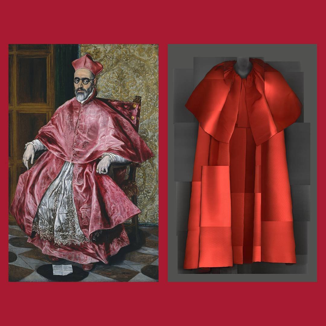Cardeal em manto vermelho ao lado de uma capa papal, refletindo traje histórico religioso. História dos papas