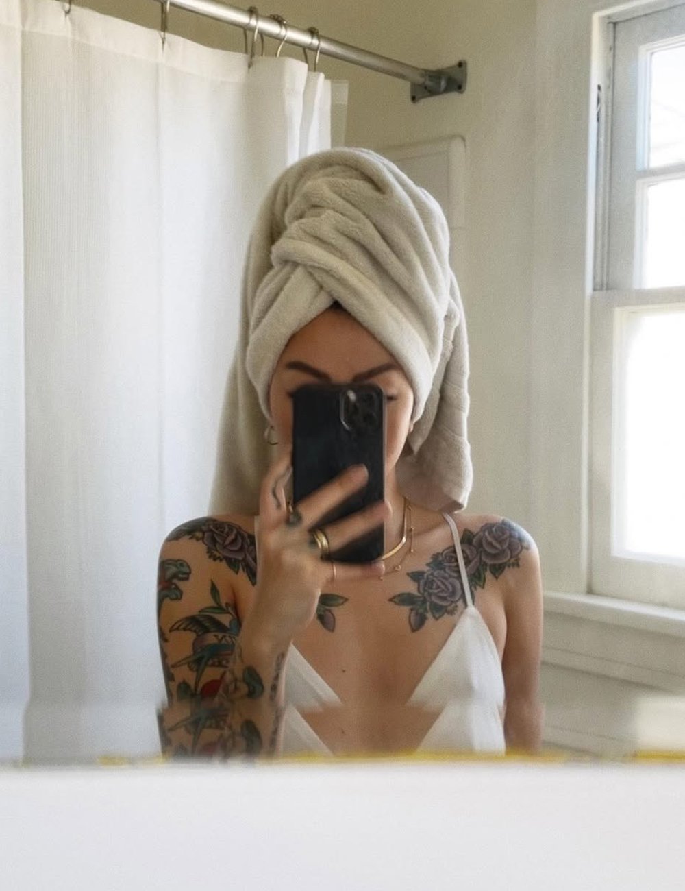 modelo faz skincare com hidratante de PDRN de salmão