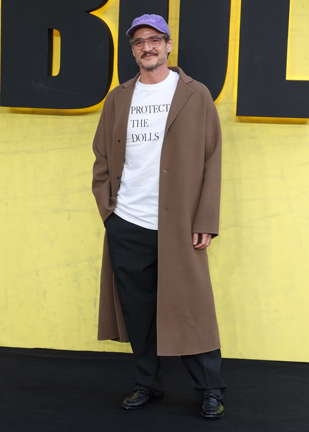 Pedro Pascal usando a blusa 