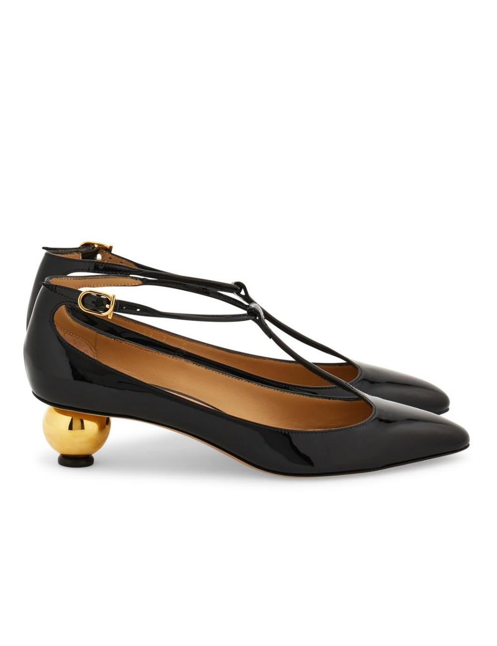 Sapato preto envernizado com salto esférico dourado e tiras com fivela dourada.