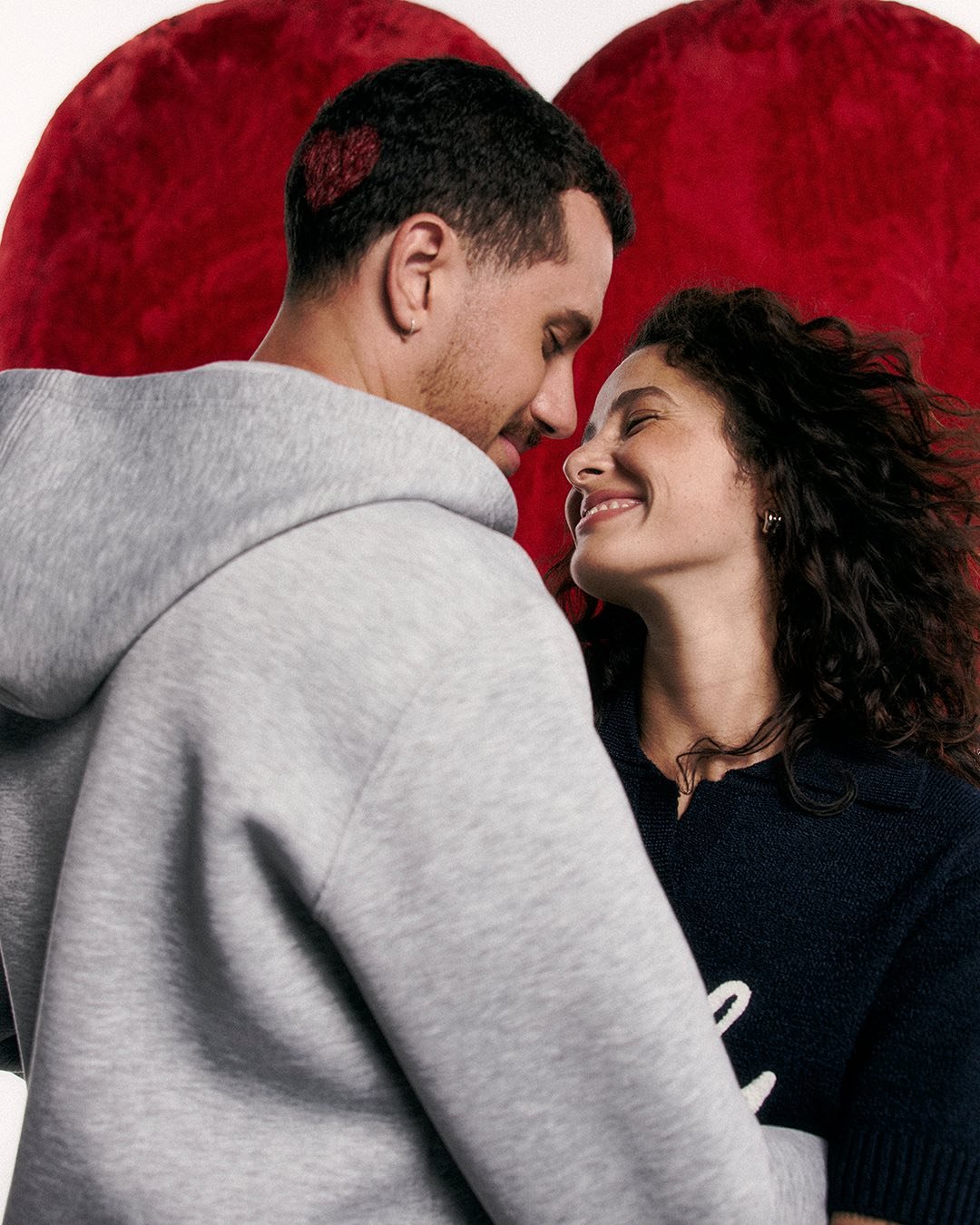 casal posando para a foto em camapanha de renner com ideias de presente de dia dos namorados