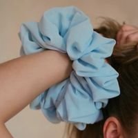 maxi scrunchie em linho para cabelo