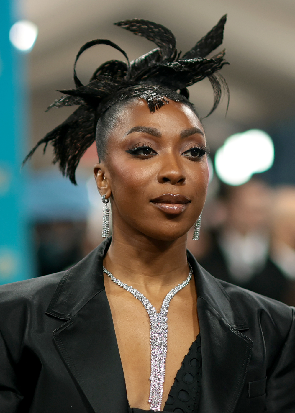 Celebridade usando penteado extravagante e joias brilhantes, destacando-se no Met Gala 2025.