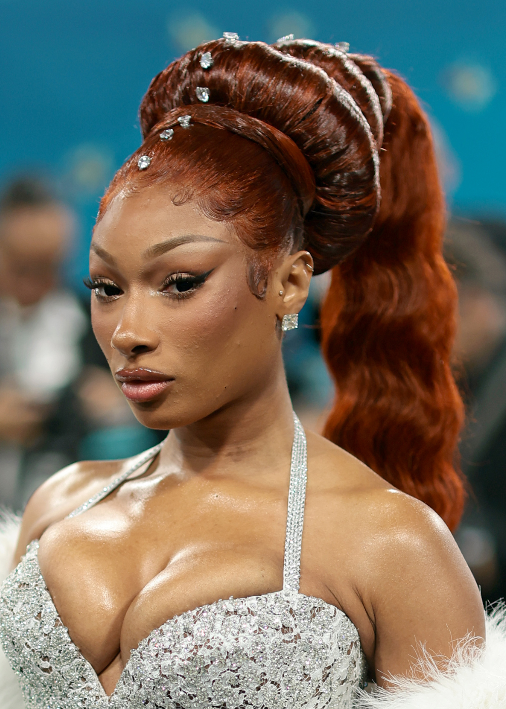 Cantora usa um vestido brilhante com cabelo estilizado e maquiagem marcante para o Met Gala 2025.