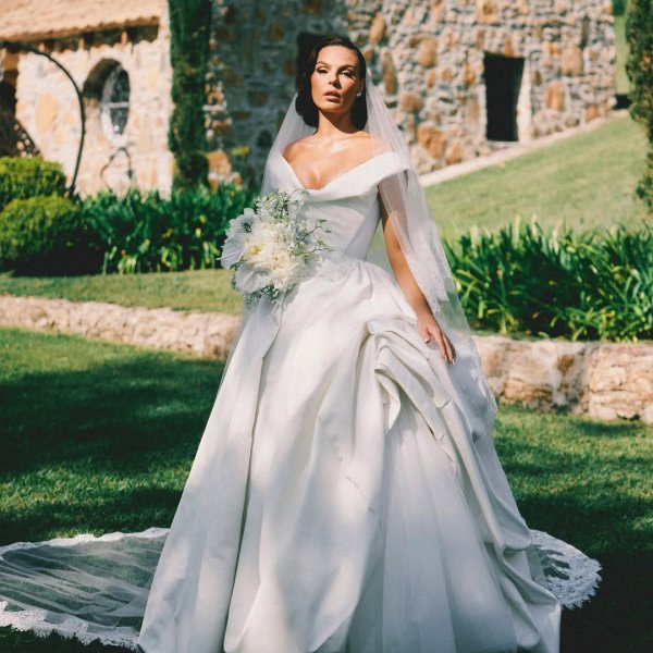 O vestido de noiva da Isis Valverde e todos os detalhes do casamento