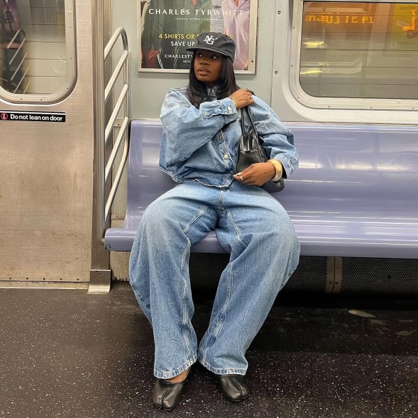 É assim que as estilosas estão combinando jeans com sapatilha em 2025