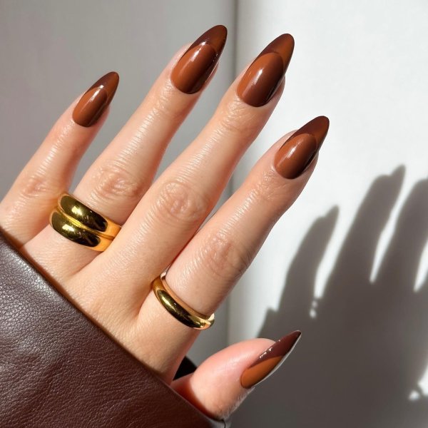9 inspirações de unha marrom que estão bombando entre as fashionistas