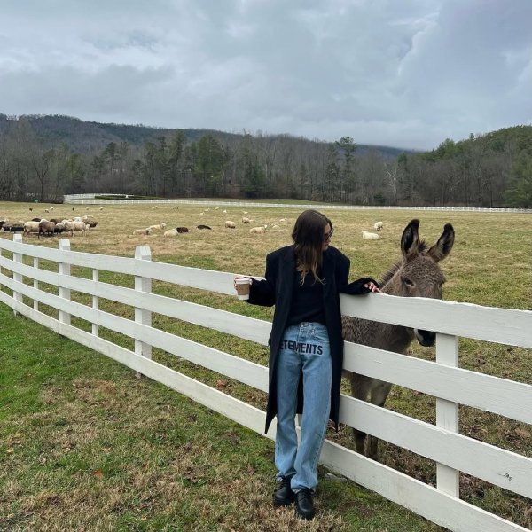 Look com bota cano curto e calça jeans: como usar e inspirações para você