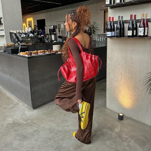 É assim que as estilosas estão usando tênis amarelo