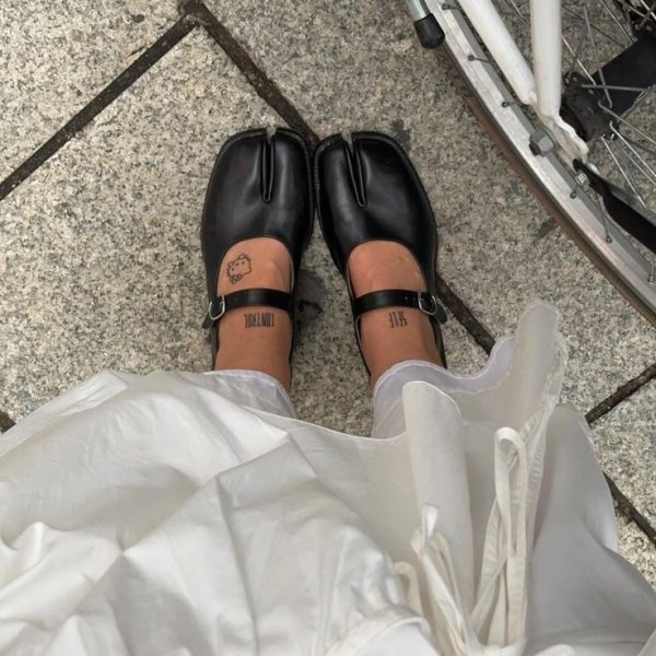 As tabis são o momento! Sim, o sapato polêmico está em alta novamente