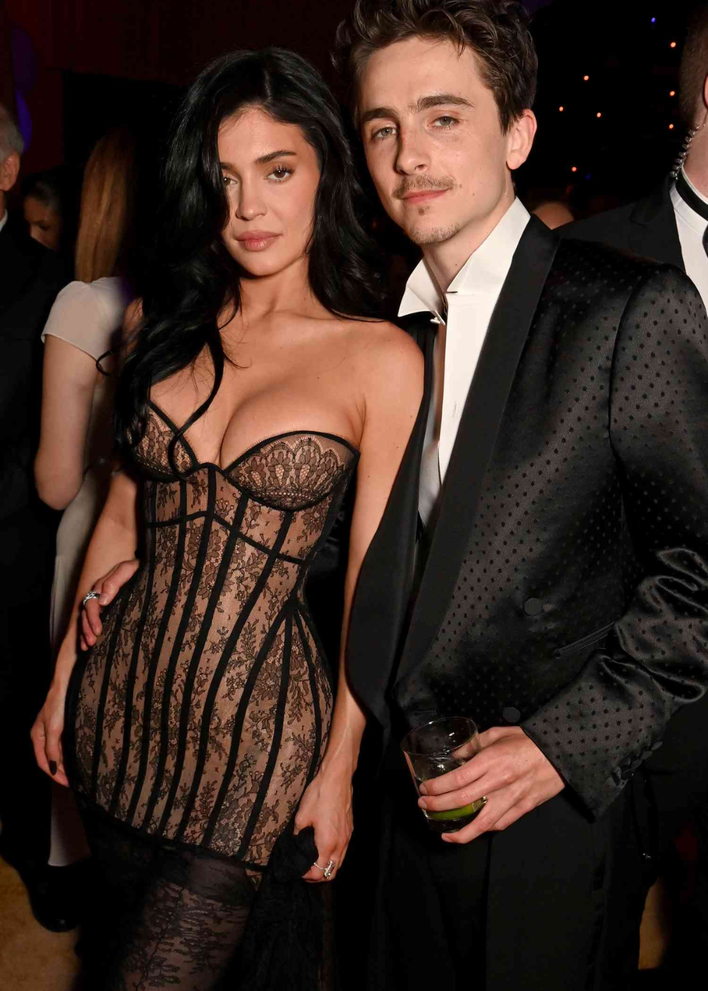 Kylie Jenner e Timothée Chalamet juntos lado a lado olhando para a câmera.
