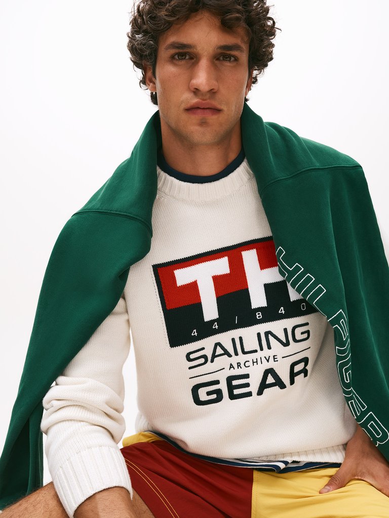Homem usando moletom com texto