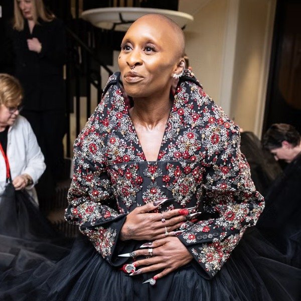 Nada de básicos! As unhas maximalistas roubaram a cena no Met Gala 2025