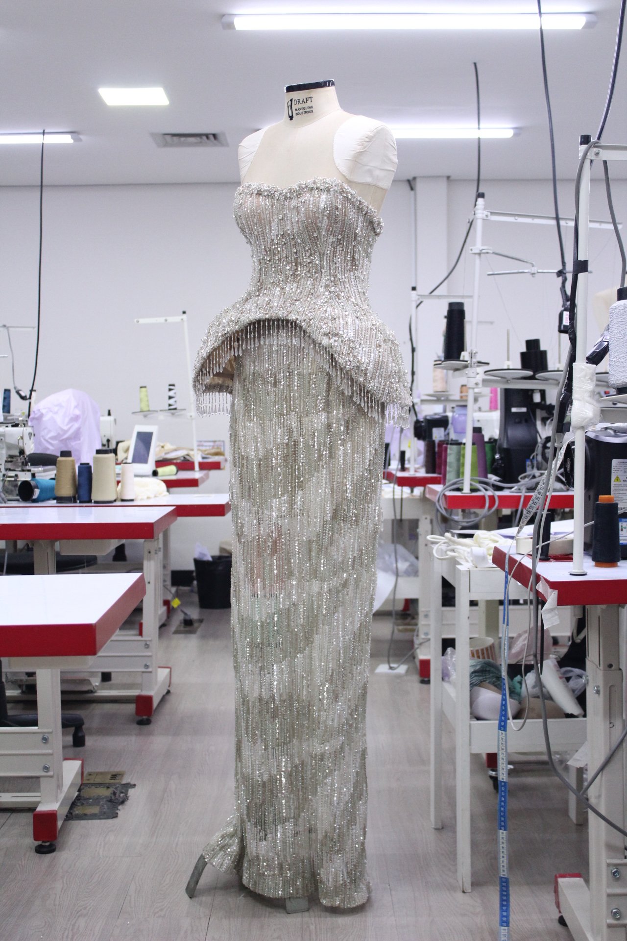Vestido de alta costura prateado em manequim, com pedrarias, em sala de costura. Juliana Paes