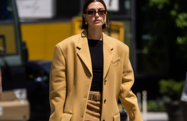 STEAL THE LOOK - STYLING TIPS - O truque de styling que eleva todos os looks básicos da Hailey Bieber