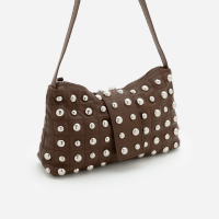 Bolsa Baguete Média em PU com Lapela Frontal e Aplicação de Studs Frontais