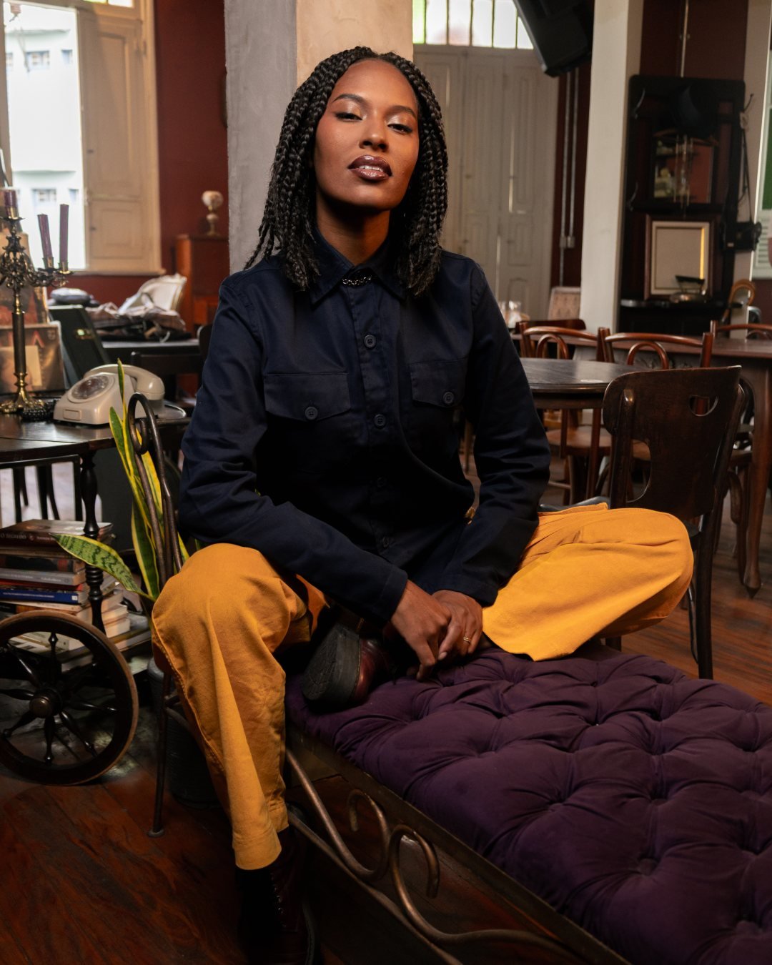 modelo usando camisa preta e calça amarela, peças básicas de inverno em um look