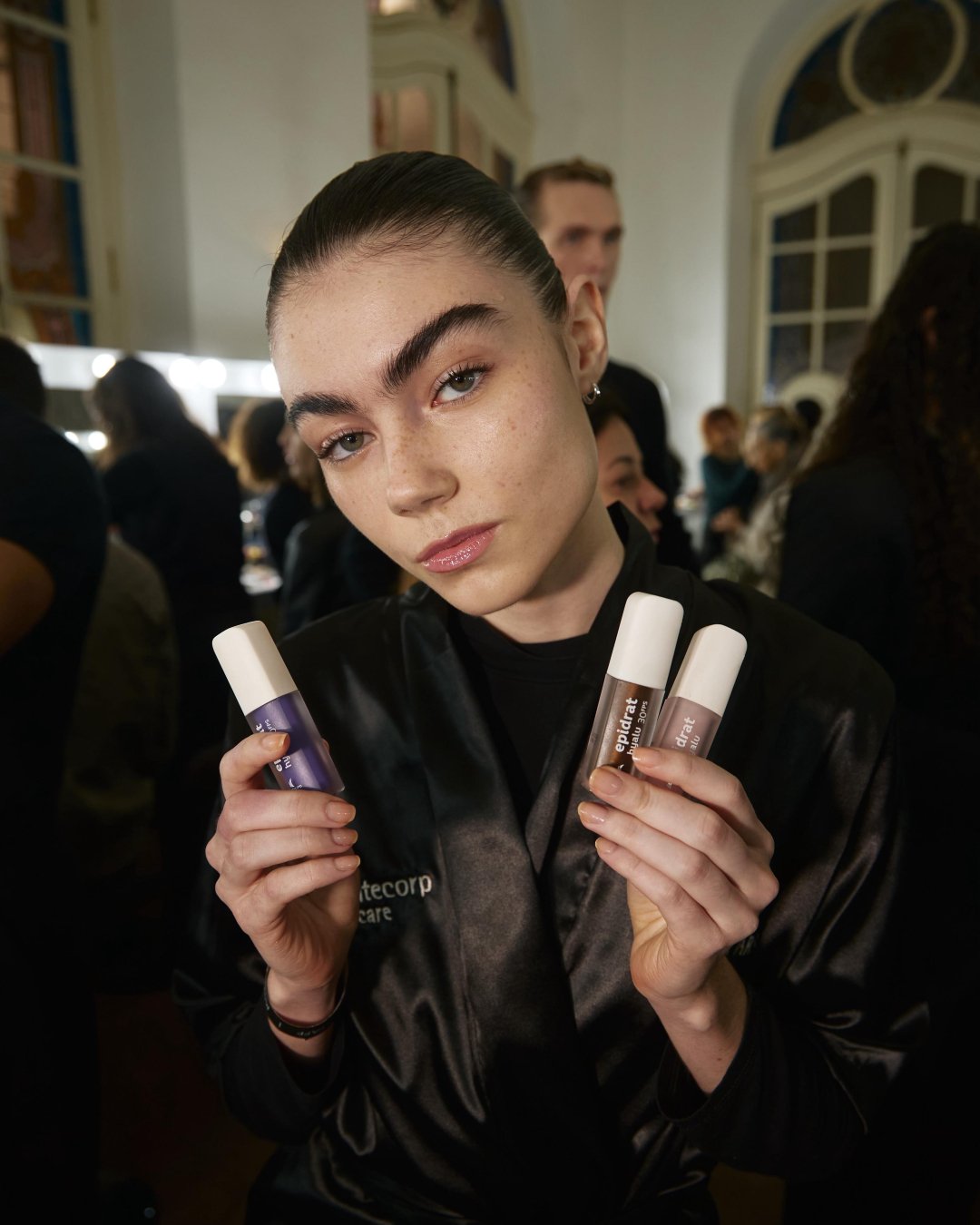 modelo posando com lip oil no backstage do desfile da Mondepars