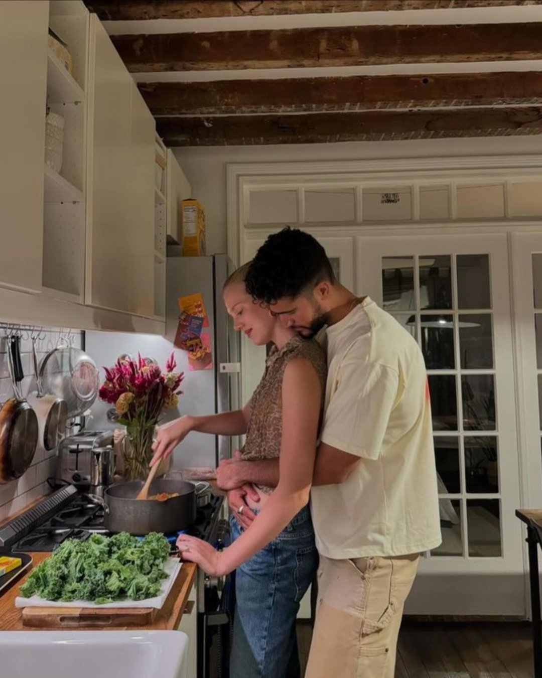 casal cozinhando jantar enquanto, ocasião que combina com espumante espanhol