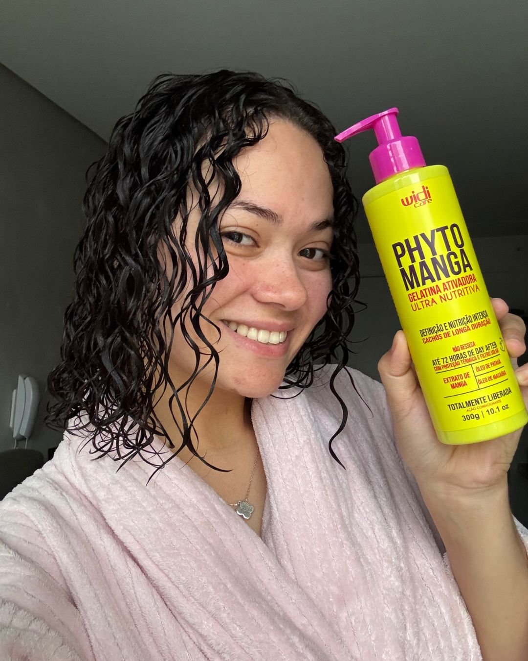 stefany com a gelatina da linha para cabelos cacheados