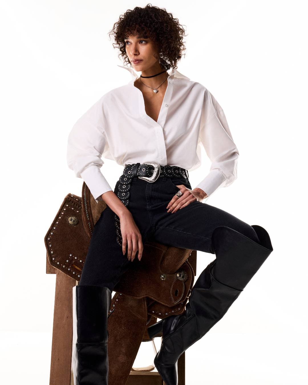 modelo usando jeans, camisa branca e cinto, uma das inspirações de looks de festa junina estilosos