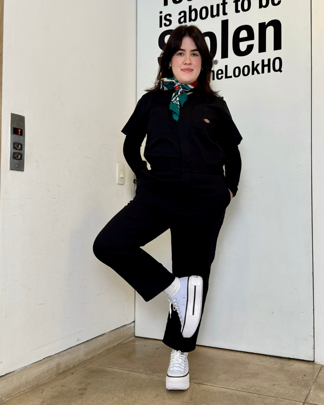 nicole usando look all black e converse