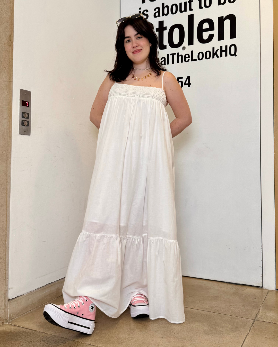 nicole usando vestido longo branco e converse rosa