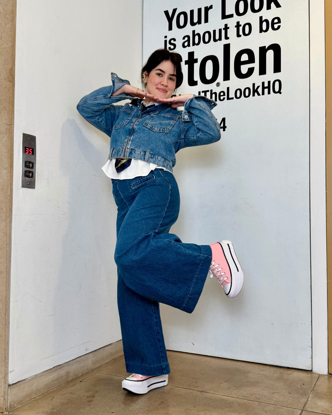 nicole usando look all jeans e converse