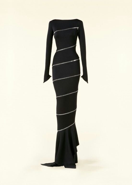 Vestido longo preto com linhas diagonais prateadas e cauda, estilo sofisticado inspirado em Alaïa.