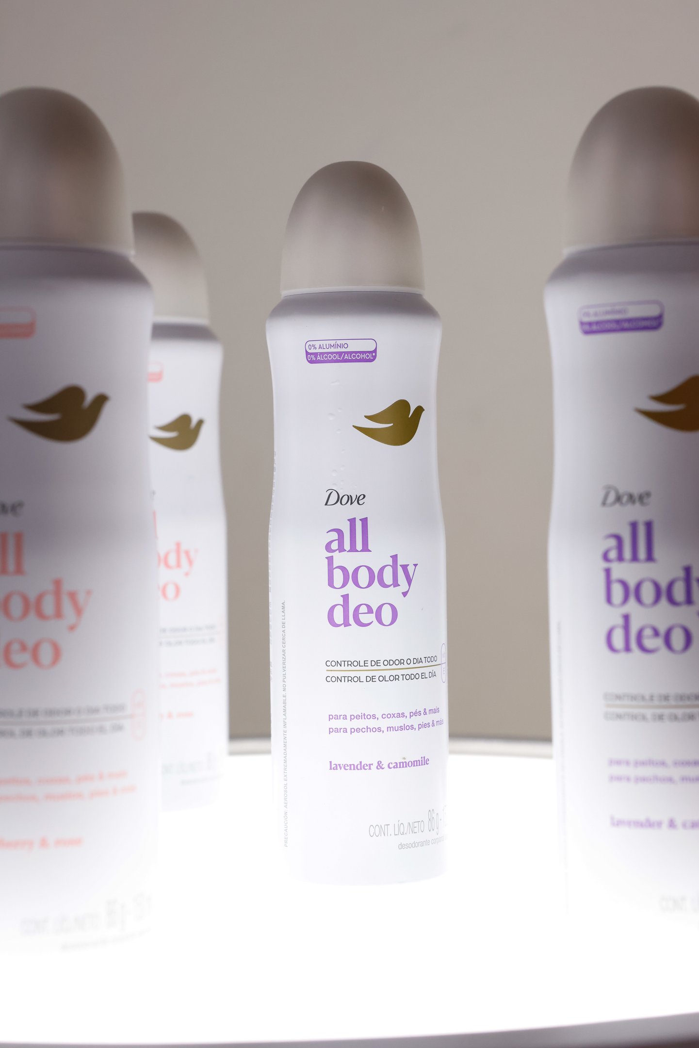 Embalagens de desodorante Dove All Body Deo em destaque, com menção a ingredientes como lavanda e camomila.