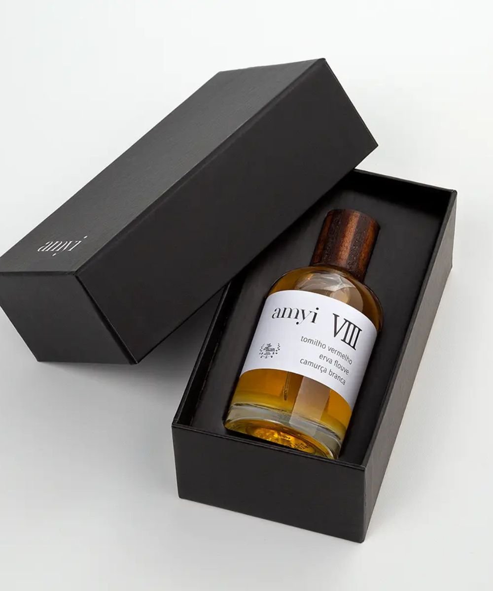 Frasco de perfume artesanal em caixa preta, destacando um exemplo de perfumes nacionais.