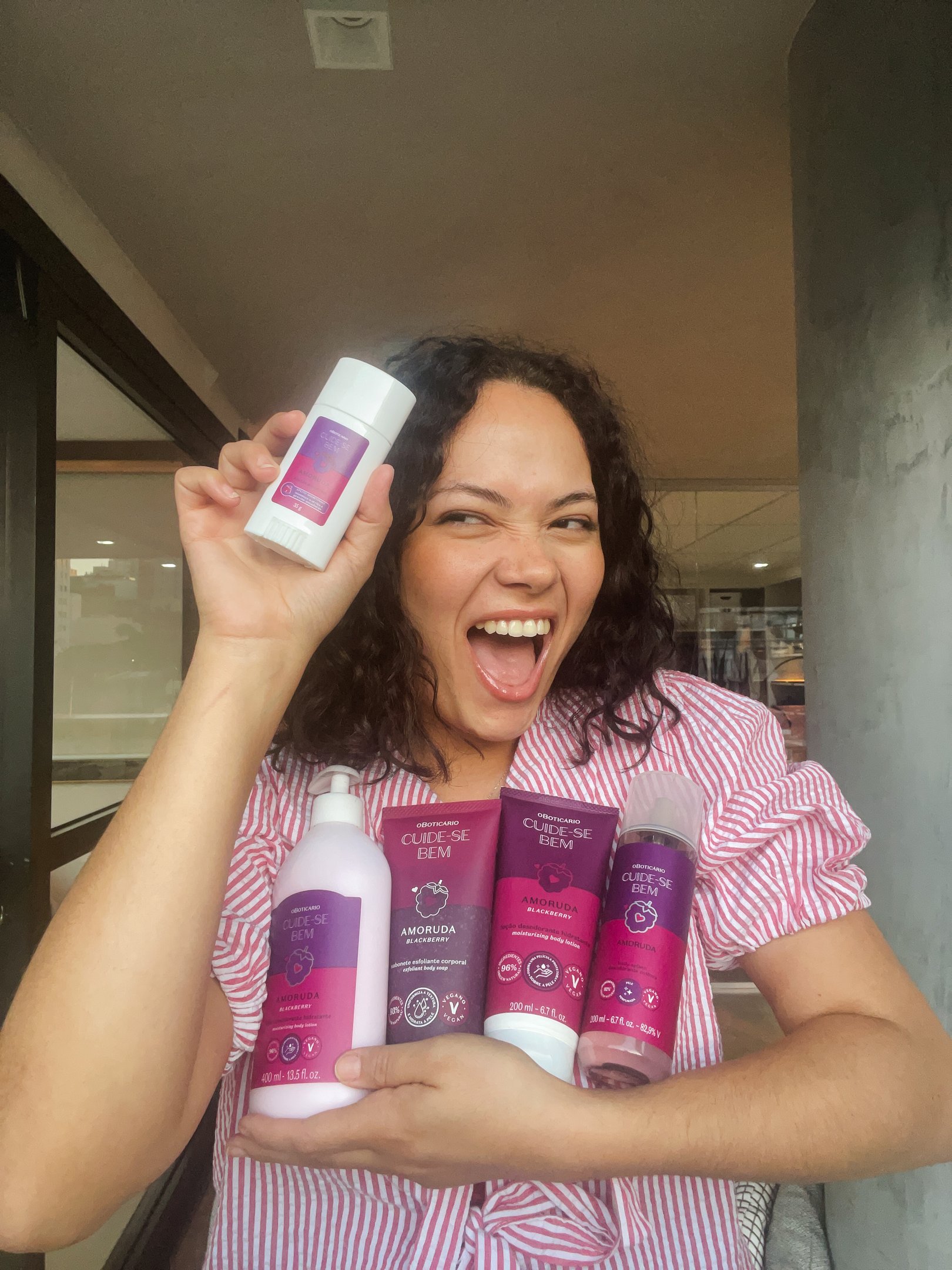 stefany posando com o bastão antiatrito e produtos da linha cuide-se bem amoruda