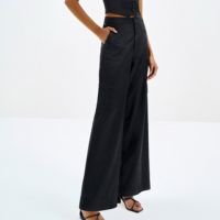 Calça Wide Leg em Cetim com Bolso Cargo