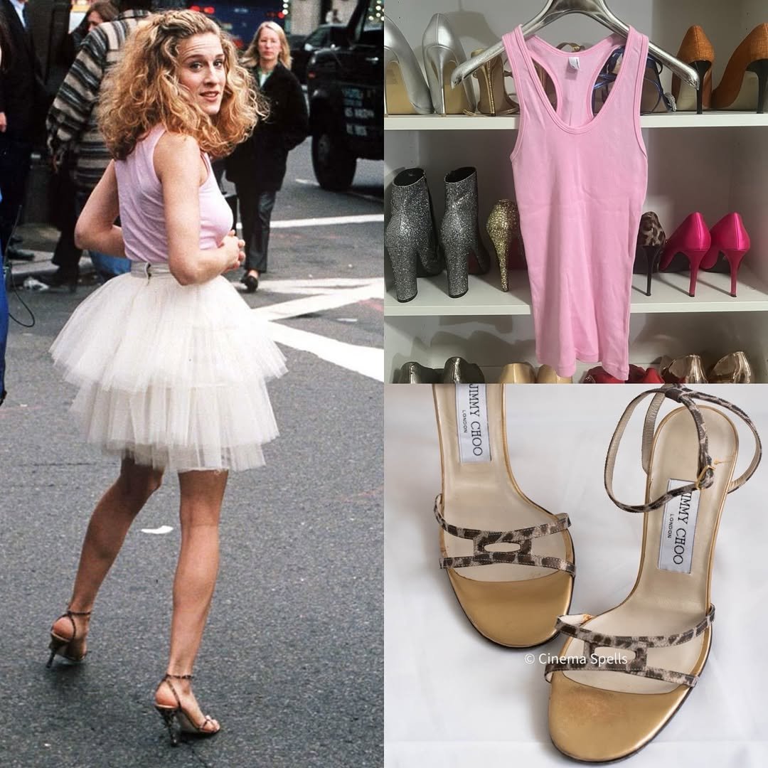 Mulher com saia de tule e regata rosa ao lado de roupas e sapatos expostos, semelhante ao figurino mostrado. Screen accurate