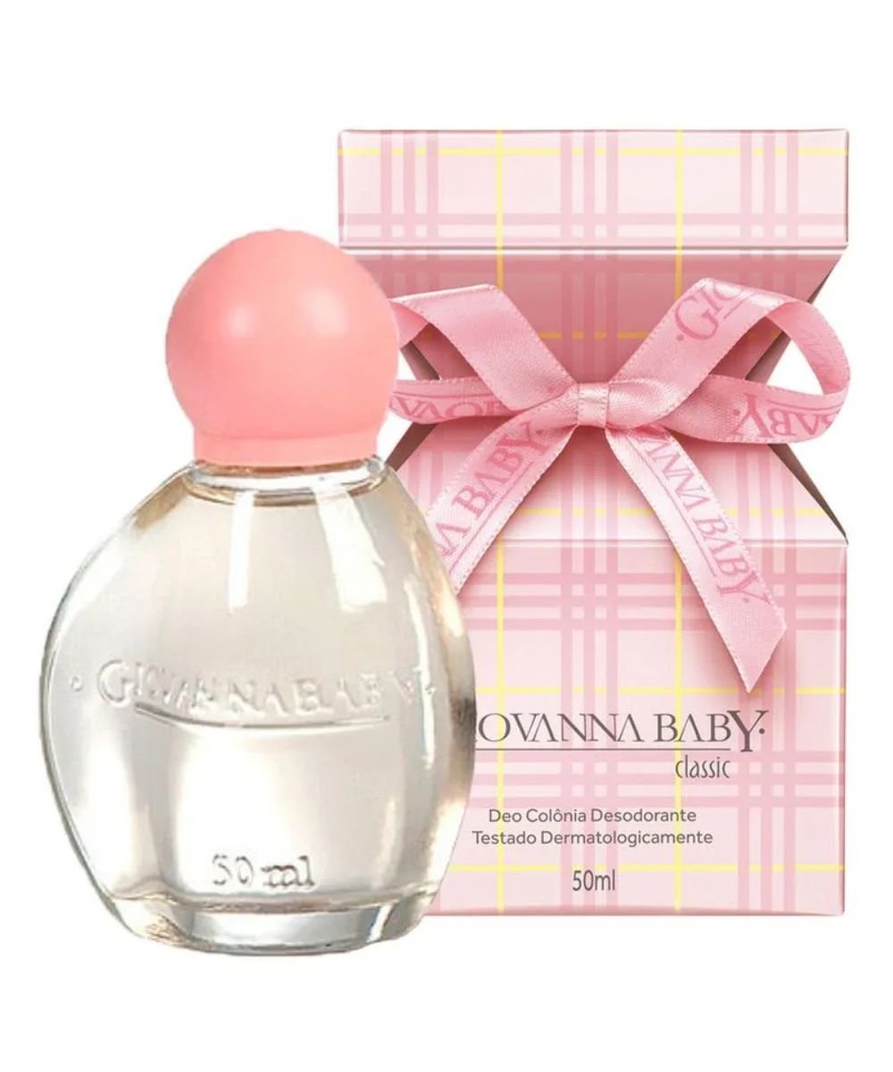 Frasco de perfume Giovana Baby com tampa rosa, ao lado de embalagem xadrez rosa com laço.