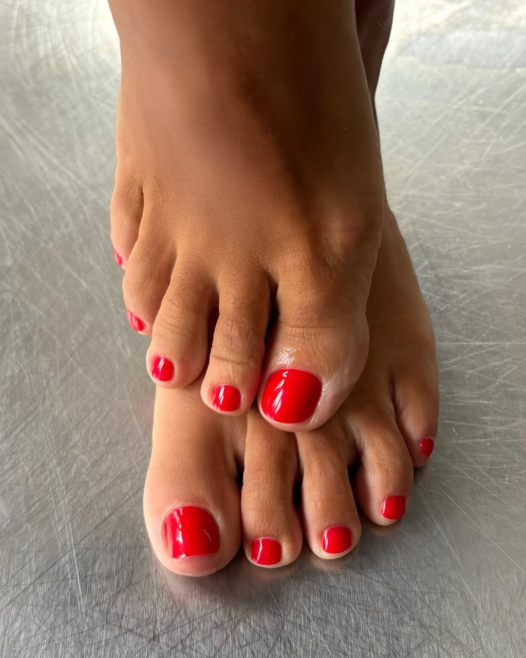 Unhas dos pés pintadas de vermelho, destacando cores vibrantes de esmalte para os pés.