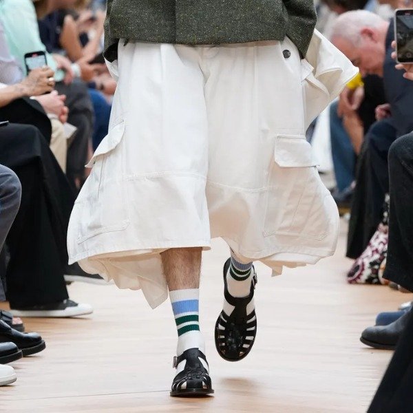 De acordo com a Dior, é assim que vamos usar essa sandália no inverno