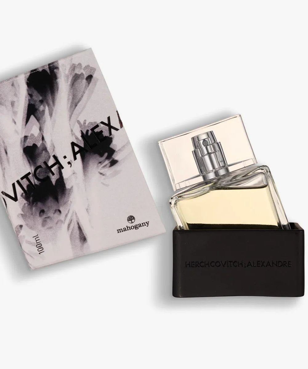 Frasco e caixa de perfume nacional, com rótulo de Alexandre Herchcovitch, cor clara e design moderno.