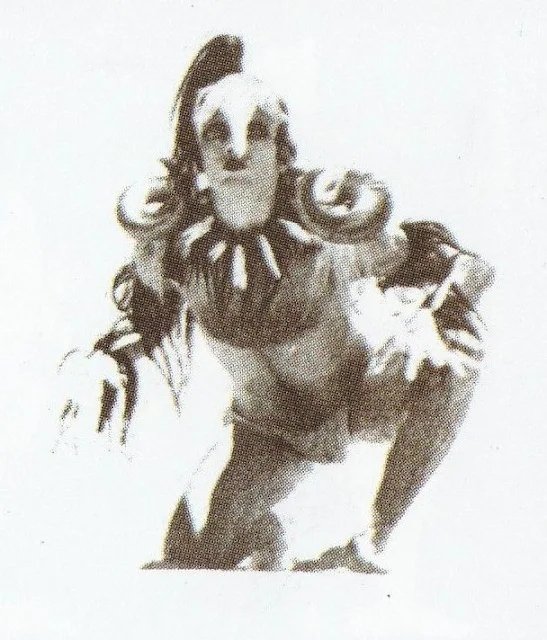 Figura com trajes elaborados, possivelmente em performance artística.