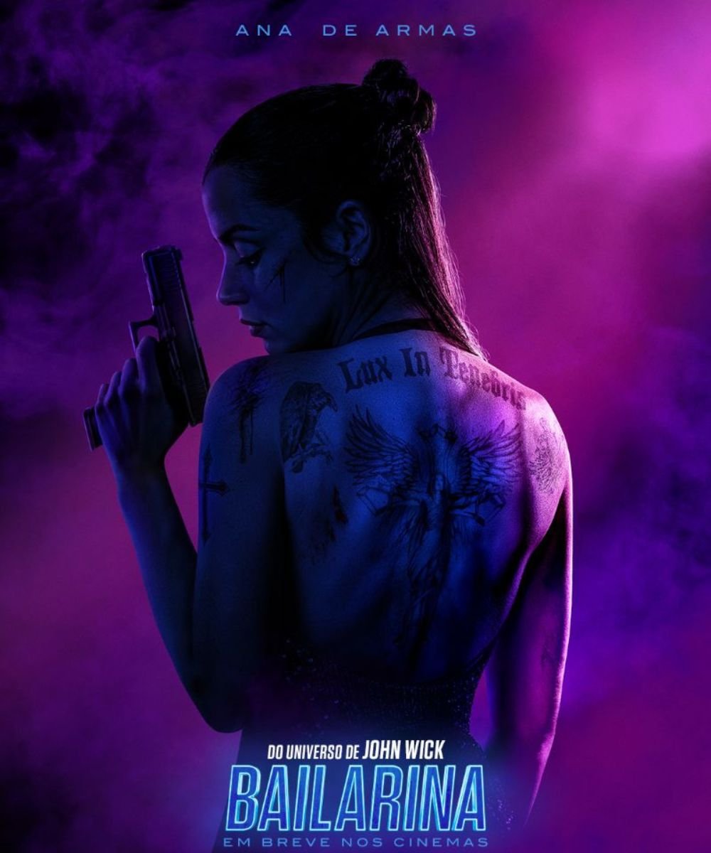 Mulher tatuada segura pistola em ambiente luminoso roxo. Texto destaca