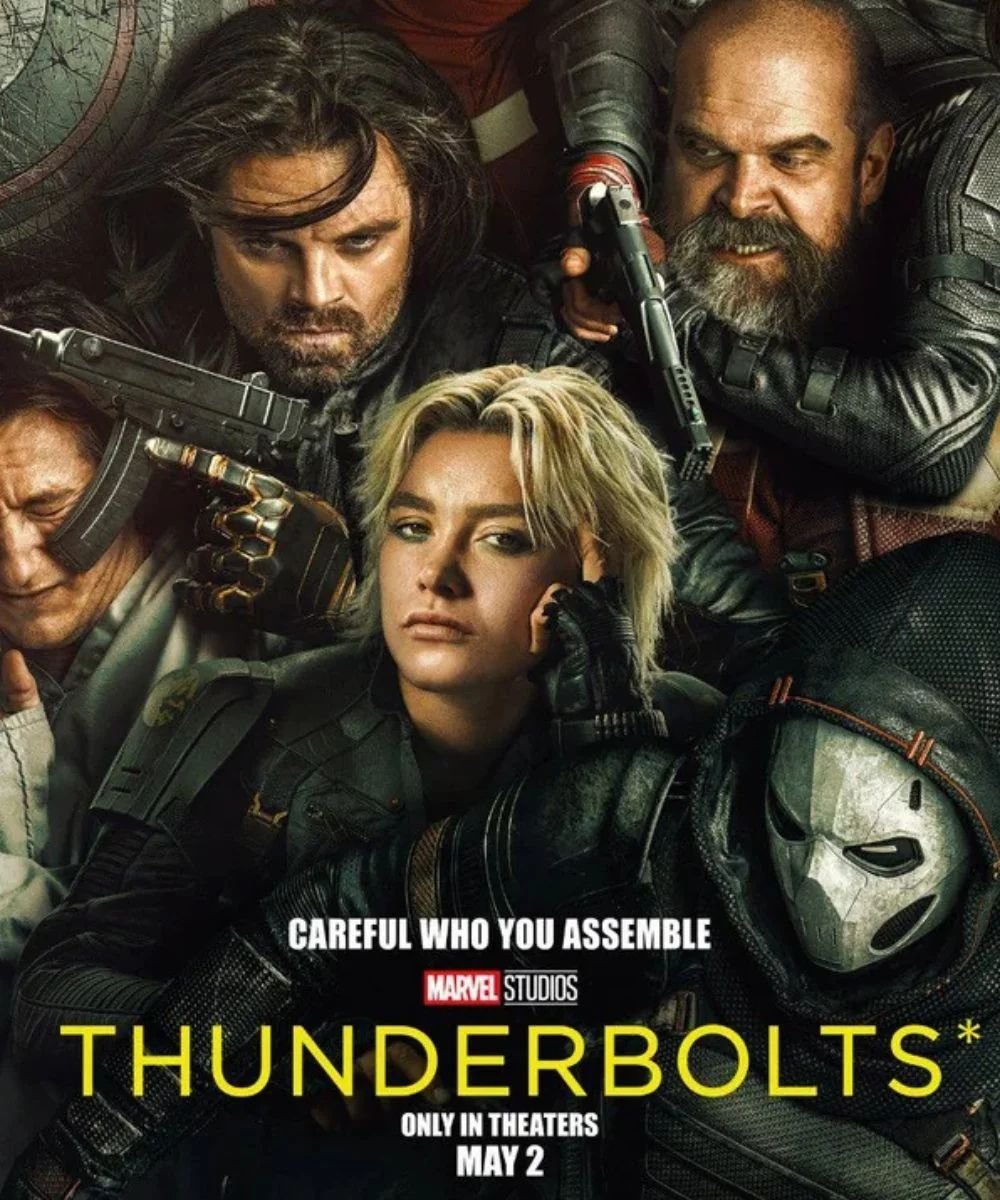 Pessoas armadas em cena promocional do filme