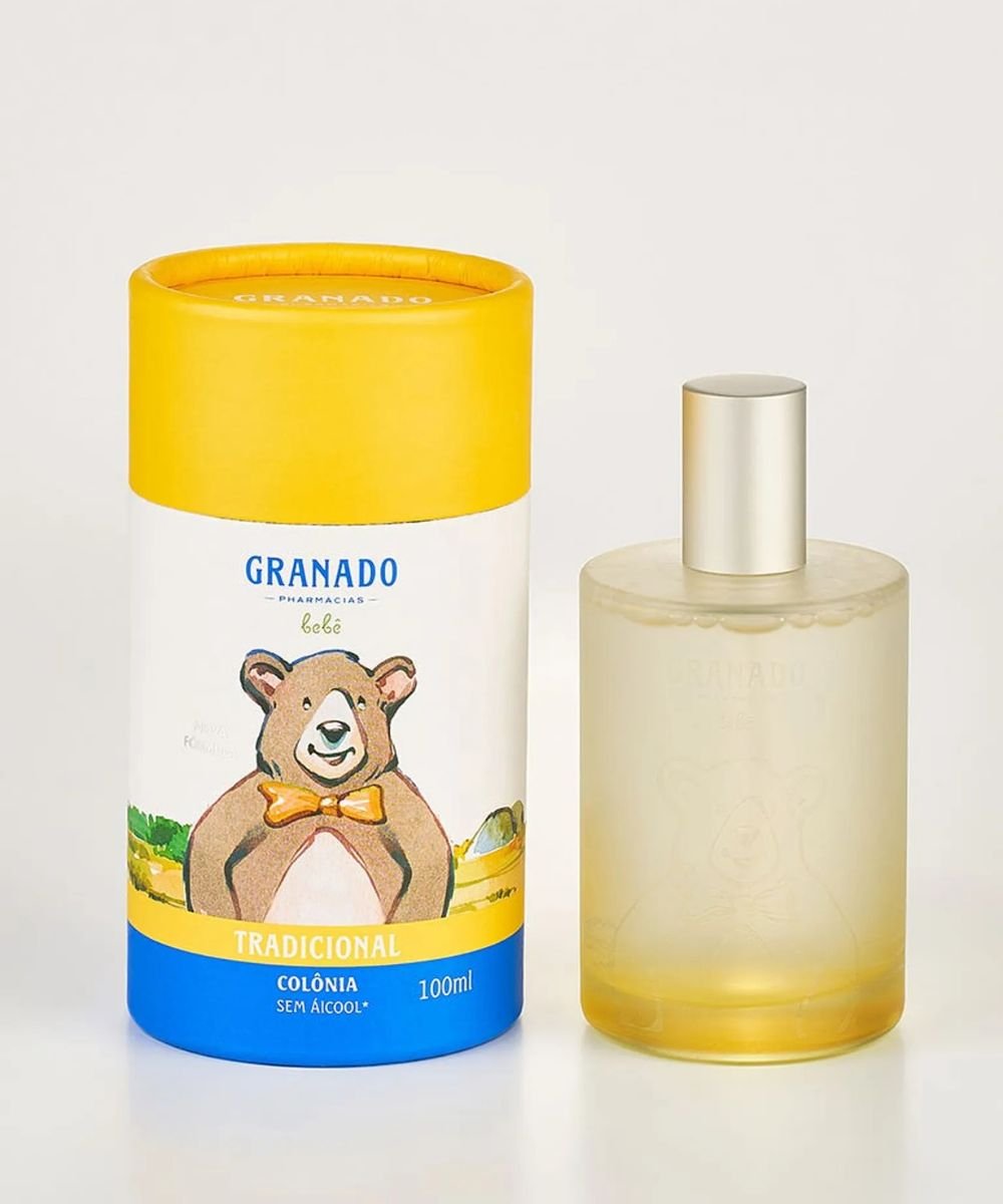 Frasco e caixa de colônia sem álcool para bebês, da Granado. Design com ilustração de ursinho na embalagem amarela e azul.