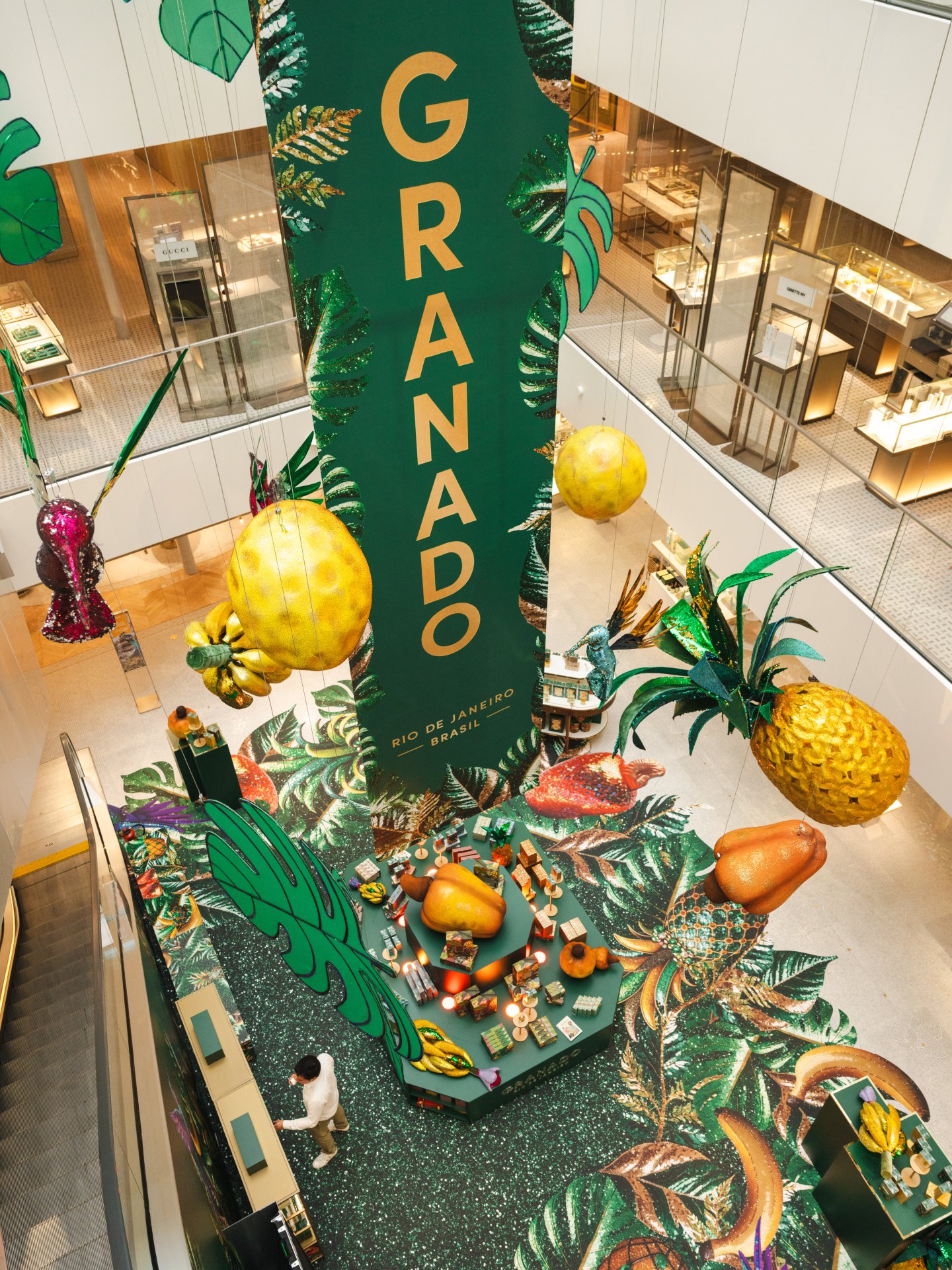 Exposição da marca Granado com decoração tropical vibrante e produtos em destaque.