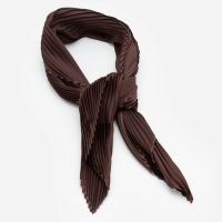 Lenço Acetinado com Textura Plissada Marrom