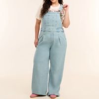 Jardineira em Jeans Delavê com Pregas Curve & Plus Size Azul