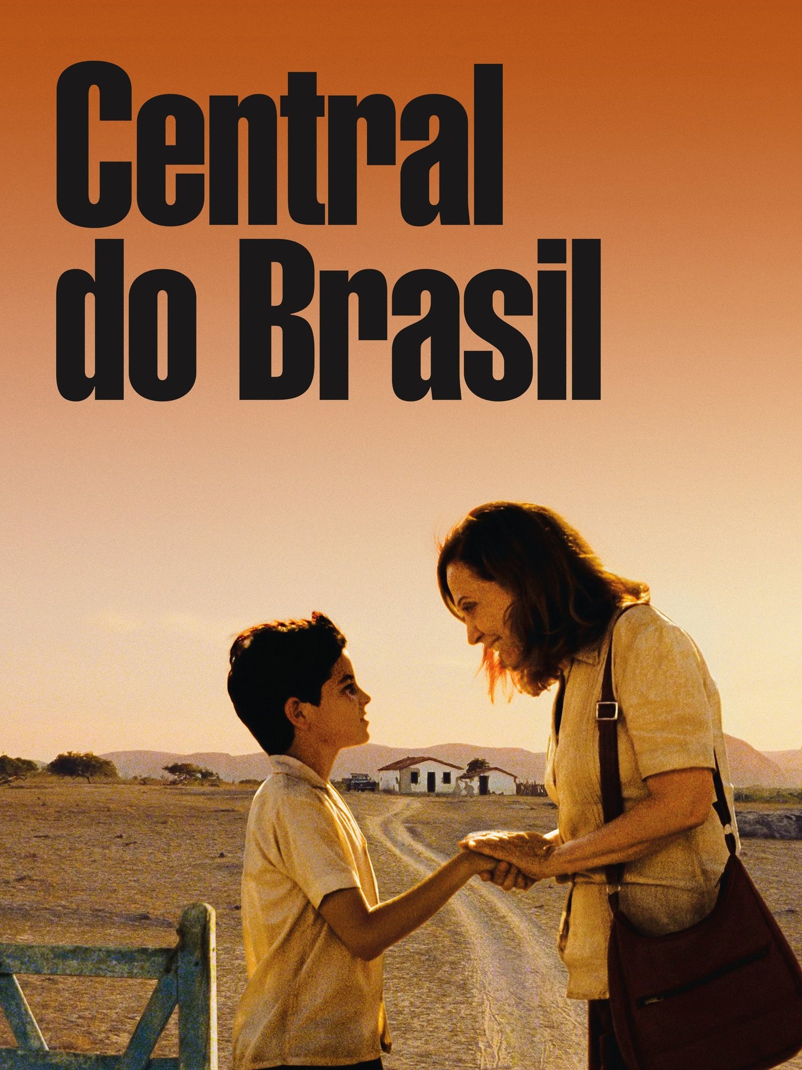 Mulher e menino de mãos dadas, em uma estrada deserta, ao pôr do sol. Texto: Central do Brasil.