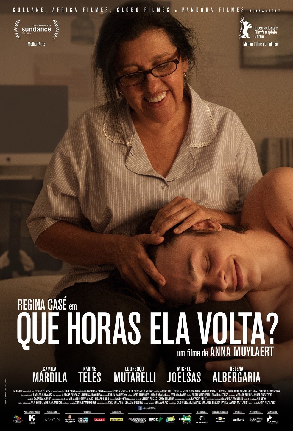 Mulher sorrindo acaricia jovem deitado em seu colo. Cartaz do filme