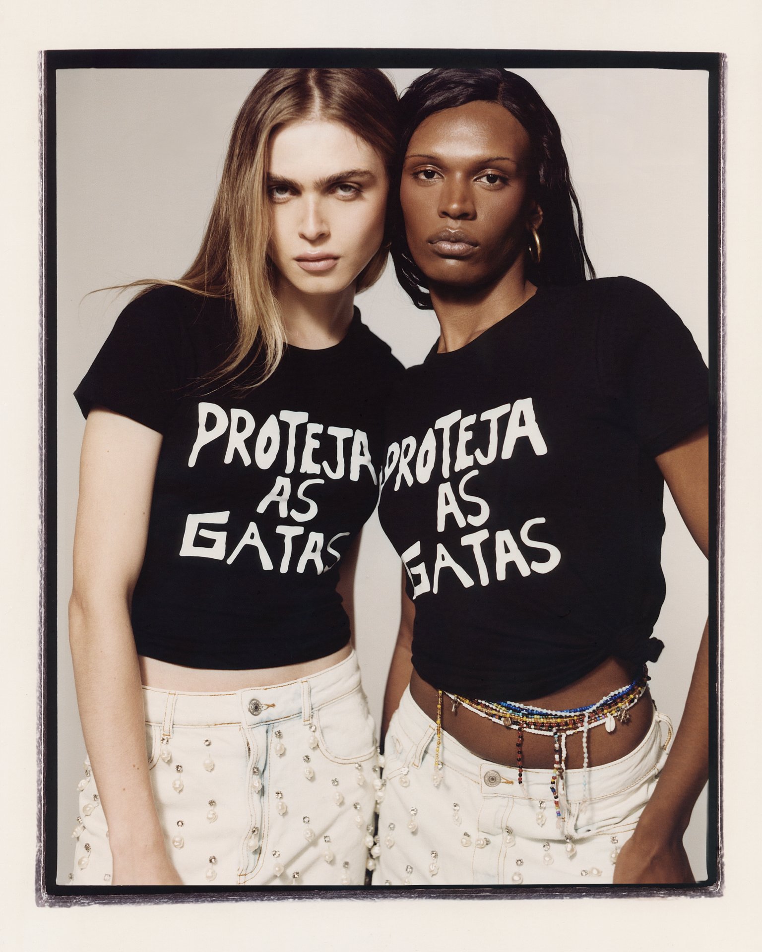 Duas pessoas usando camisetas com a frase